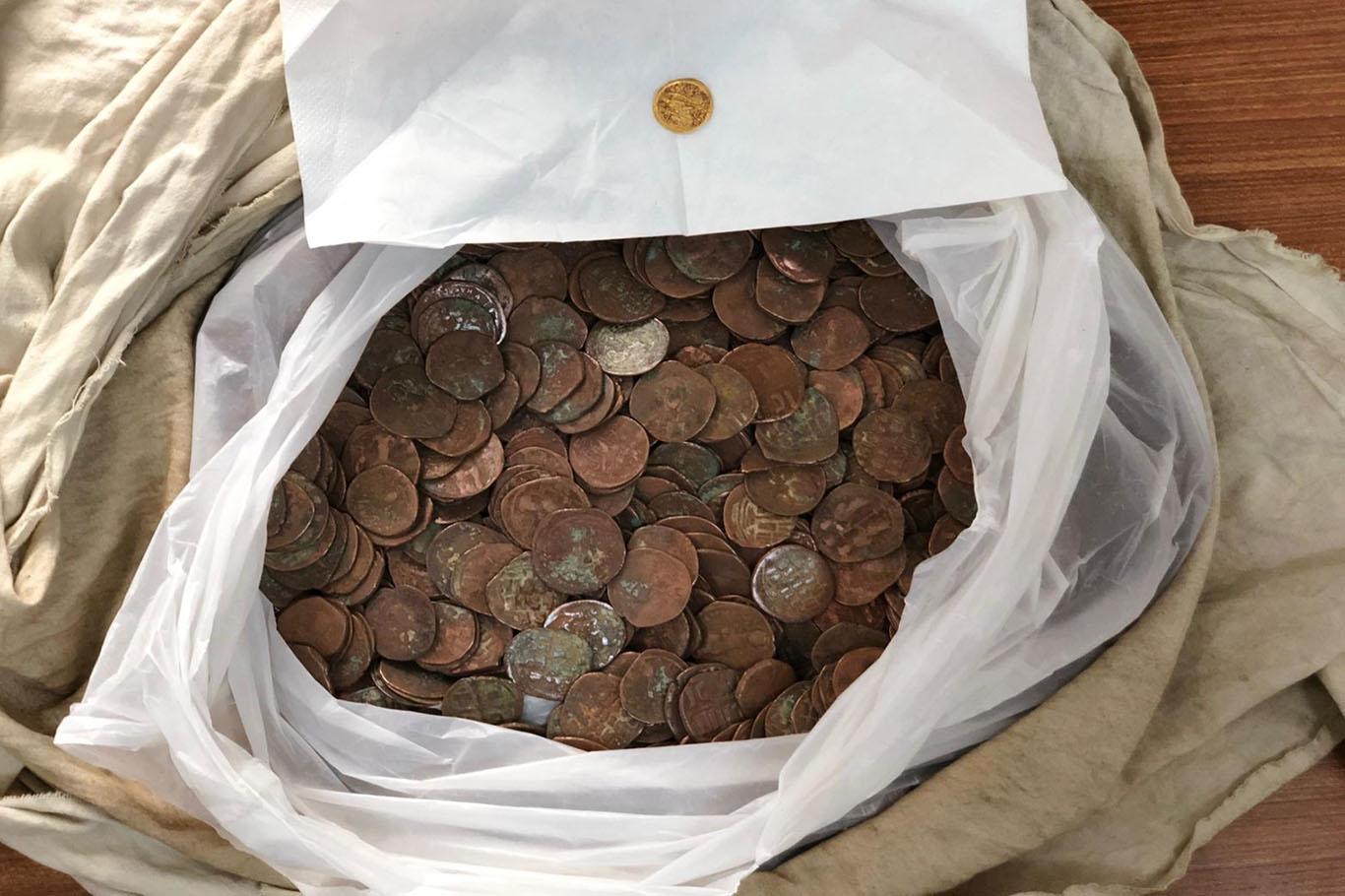 Eski dönemlere ait altın ve sikkeler ele geçirildi Eski dönemlere ait altın ve sikkeler ele geçirildi